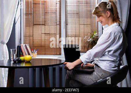 Ein junger Blogger Influencer. Junge Frau, die einen gesunden Lebensstil fördert, arbeiten von zu Hause aus. Macht der Motivation und Online-Chancen Stockfoto
