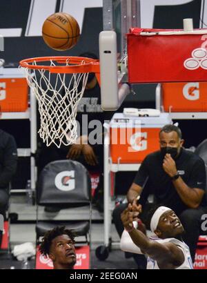 Los Angeles, Usa. Februar 2021, 15th. Die Wache von Los Angeles Clippers Reggie Jackson punktet am Montag, den 15. Februar 2021, im Staples Center in Los Angeles gegen den Miami Heat Forward Jimmy Butler. Die Clippers besiegten die Hitze 125-118. Foto von Jim Ruymen/UPI Kredit: UPI/Alamy Live Nachrichten Stockfoto