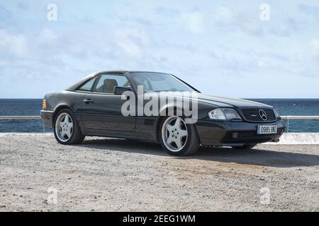 BARCELONA, SPANIEN-2. FEBRUAR 2021: 1998–2001 Mercedes-Benz SL 500 (R129) AMG, vierte Generation, Parkplatz am Meer Stockfoto