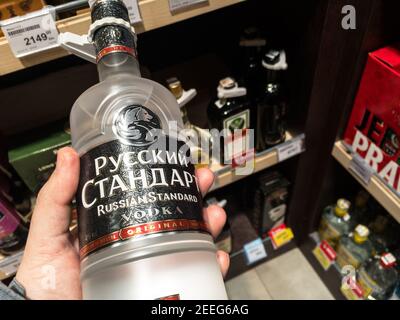 BELGRAD, SERBIEN - 1. FEBRUAR 2021: Russisches Standard Vodka Logo auf einigen Flaschen zum Verkauf. Russian Standard, oder Russkij Standart, ist eine Marke von Vodka Stockfoto