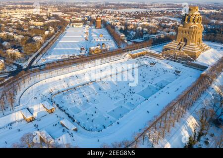 13. Februar 2021, Sachsen, Leipzig: Leipzigers Schlittschuh über das Eis auf dem See der tausend Tränen vor dem Völkerschlachtdenkmal. Nach frostfreien Tagen laden zumindest die flachen Teiche zum Schlittschuhlaufen ein. (Luftaufnahme mit Drohne) Foto: Jan Woitas/dpa-Zentralbild/ZB Stockfoto