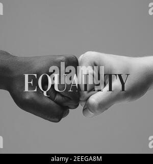 Stoß. Afrikanische und kaukasische Hände gestikulieren auf grauem Studiohintergrund. Toleranz und Gleichheit, Einheit, Unterstützung, freundlicherweise Koexistenz zusammen Konzept. Weltweite multirassische Gemeinschaft. Stockfoto
