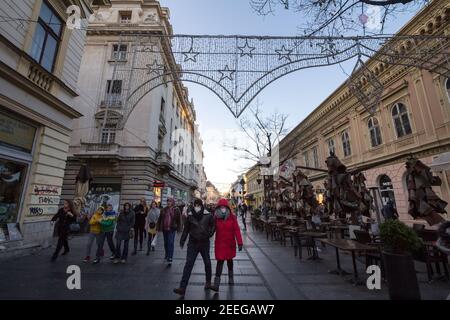 BELGRAD, SERBIEN - 6. DEZEMBER 2020: Ein Paar von Liebenden, Mann und Frau, die im Winter eine Atemmaske tragen, in der Kneza Mihailova Straße in Belg Stockfoto