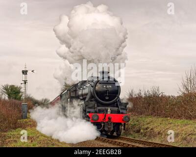 Dampfzug, der von einem Stanier 'Black 5' in der Nähe von Ropley auf der Mid-Hants Railway gezogen wird, ist ein dramatischer Ort, da er die Steigung hart hochzieht. Stockfoto