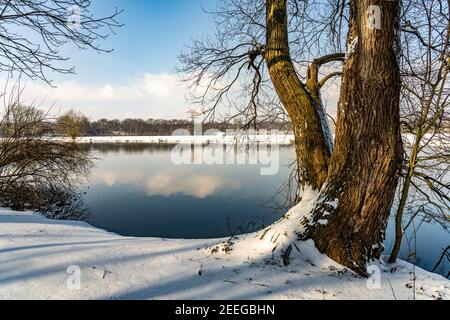 Winter an der verscheiten Ruhr in Holzwickede, Nordrhein-Westfalen, Deutschland Winter am verschneiten Ruhrgebiet in Holzwickede, Nordrhein-West Stockfoto