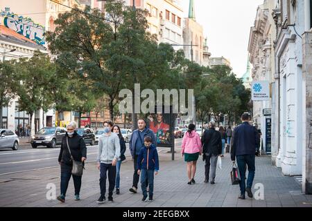 BELGRAD, SERBIEN - 10. OKTOBER 2020: Familie, Mutter, Vater, Mann, Frau, und ihre kidswalking tragen mit nur wenigen Personen tragen Gesichtsmaske prote Stockfoto