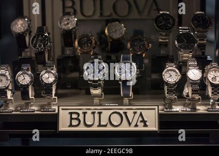 BELGARDE, SERBIEN - 18. DEZEMBER 2020: Bulova-Logo auf Uhren und Chronographen zum Verkauf in einem Schmuck. Bulova ist ein amerikanischer Luxus Stockfoto