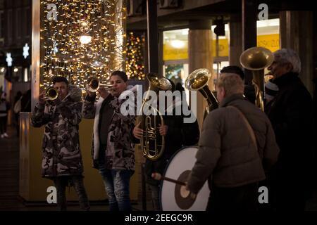 BELGRAD, SERBIEN - 26. DEZEMBER 2020: Selektiver Fokus auf einen Trompeter einer Roma-Musikband, der in der Nacht zu weihnachten in den Straßen von Belgra spielt Stockfoto