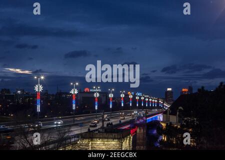 BELGRAD, SERBIEN - 27. DEZEMBER 2020: Regnerischer Abend auf Brankov Most (Branko's Bridge) mit den Türmen von Neu Belgrad (Novi beograd) im Hintergrund. Brank Stockfoto