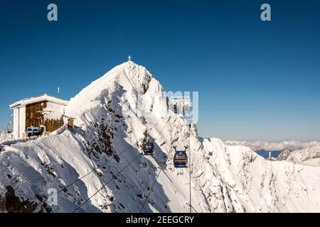 Wunderschöne Aussicht auf die Gipfel des Hintertuxer Gletschers A an einem kalten Tag im Winter Stockfoto