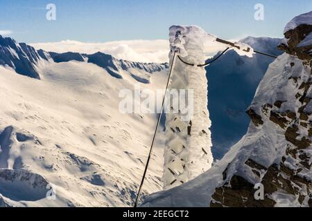 Wunderschöne Aussicht auf die Gipfel des Hintertuxer Gletschers Eine Seilbahn an einem kalten Tag im Winter Stockfoto