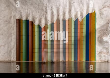 Stockholm, Schweden - 9. August 2019: Kacheln bunten Muster in T-Centralen Stockholm U-Bahn-Station. Blaue Linie. Fast jede Stockholmer Statio Stockfoto