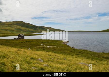 Schöne Aussicht auf einen See in der malerischen hügeligen Gelände in Lakeland, Großbritannien Stockfoto