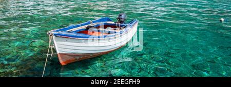 Fischerboot auf kristallklarem Wasser in Kreta, Griechenland Stockfoto