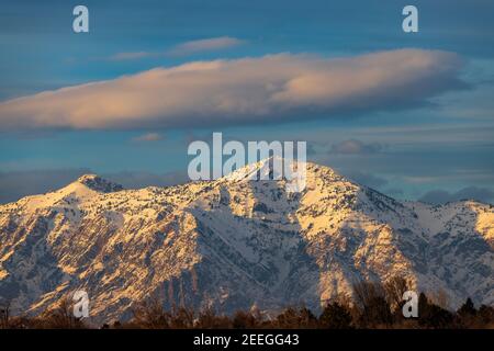 Dies ist ein Blick am späten Nachmittag auf den schneebedeckten Mount Ben Lomond der Wasatch Range, am nördlichen Ende von Ogden, Weber County, Utah, USA. Stockfoto