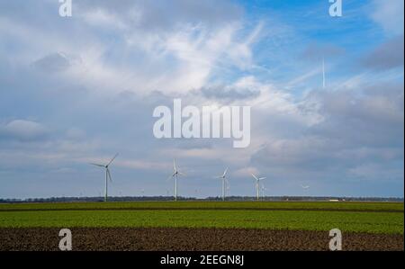 Panoramalandschaft mit modernen Windmühlen Stockfoto