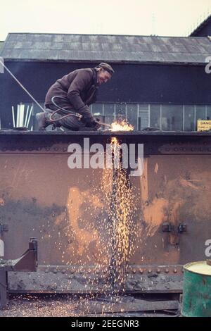 1977 Stocksbridge Sheffield - Mann mit einer thermischen Lanze Schneiden Sie Stahlbauabfälle aus einem Stahlofen Stocksbridge Stahlwerk Stocksbridge Sheffield England GB UK Europa Stockfoto