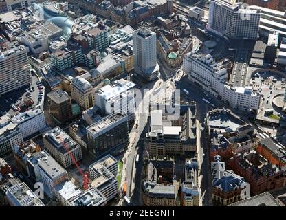 Luftaufnahme des City Square, Leeds vom Nordwesten aus mit Blick auf Infirmary Street & Quebec Street in Richtung Bahnhof Stockfoto