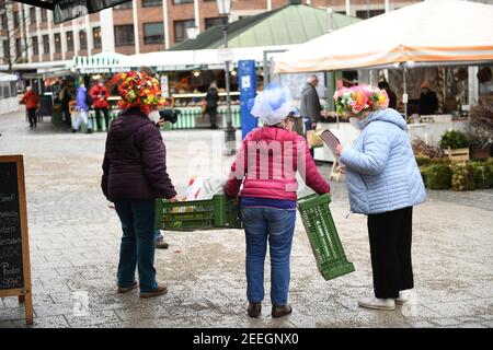 München, Deutschland. Februar 2021, 16th. Marktfrauen laufen am Faschingsdienstag mit Obstkisten durch den Viktualienmarkt. Der traditionelle Tanz der Marktfrauen findet in diesem Jahr aufgrund der Corona-Pandemie nicht statt. Quelle: Felix Hörhager/dpa/Alamy Live News Stockfoto