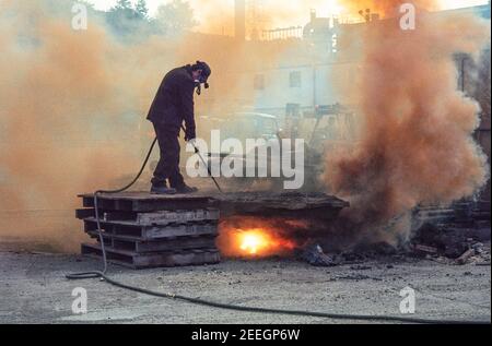 1977 Stocksbridge Sheffield - man mit einer thermischen Lanze Schlackenabfälle aus einem Stahlofen bei Fox's, Stocksbridge Steel Works Stocksbridge Sheffield England GB UK Europa aufschneiden Stockfoto