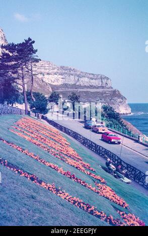 1977 - Llandudno Marine Drive Wales - Blumenschild mit der Aufschrift Llandudno auf der Straße aus der Stadt rund um die Great Orme auf der Great Orme Road. Diese Straße ist jetzt eine Mautstraße. Llandudno ist ein Badeort und eine Stadt in Conwy, Wales, auf der Creuddyn Halbinsel. Llandudno ist der größte Badeort in Wales.Marine Drive ist die Straße rund um den Umfang der Great Orme Llandudno Conwy Clwyd North Wales GB UK Europa Stockfoto