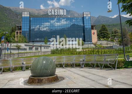 Saint-Vincent Aosta Italien Juni 1st 2019; Außenfenster mit Buntglasfenster, die die Berge des Casino de la Vallée, auch bekannt als Casino o Stockfoto