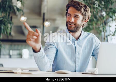Geschäftsmann im Hemd, der in einem Büro an seinem Laptop arbeitet Stockfoto