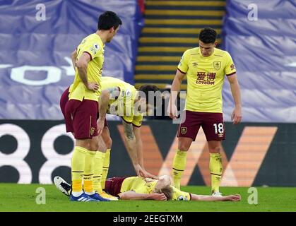 Aktenfoto vom 13-02-2021 von Burnleys Ben Mee als Reaktion auf eine Verletzung. Ausgabedatum: Dienstag, 16. Februar 2021. Stockfoto