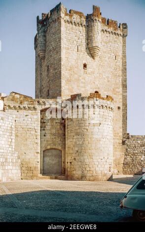 Römische Überreste in der spanischen Stadt Coria. Castello di Coria - erbaut 1472 auf römischen Fundamenten und Mauern. Archivscan von einem Dia. Oktober 1980. Stockfoto