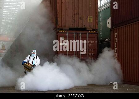 Chengdu/Urumqi. Februar 2021, 16th. Ein Mitarbeiter desinfiziert Container im Alataw Pass, nordwestlich der Autonomen Region Xinjiang Uygur in China, 7. Februar 2021. Kredit: Ma Kai/Xinhua/Alamy Live Nachrichten Stockfoto