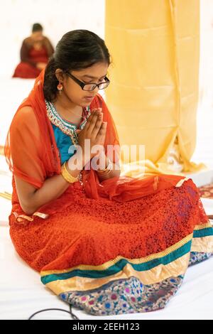 Ein attraktiver, hübscher hinduistischer amerikanischer Teenager in einem Tempel in Queens, New York City. Stockfoto