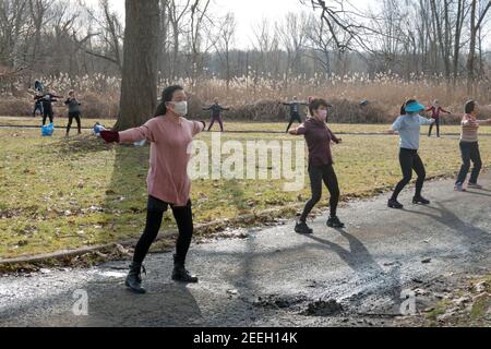 An einem milden Wintermorgen besuchen asiatisch-amerikanische Frauen, hauptsächlich Chinesen, einen Tanzkurs in einem Park in Flushing, Queens, New York City. Stockfoto