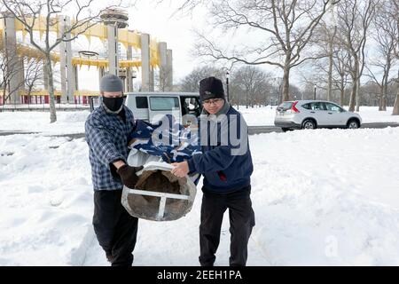 Fromme Katholiken tragen eine Statue der Jungfrau Maria zu der Stelle in Queens, wo Veronica Lueken ihre Visionen von Jesus, Maria und verschiedenen Heiligen sah. Stockfoto