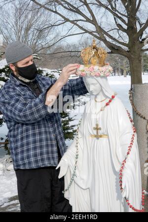 Eine fromme Katholikin errichtet eine Statue der Jungfrau Maria an dem Ort in Königinnen von, wo Veronica Lueken ihre Visionen von Jesus, Maria und verschiedenen Heiligen sah. Stockfoto