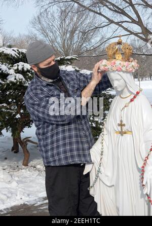 Eine fromme Katholikin errichtet eine Statue der Jungfrau Maria an dem Ort in Queens of, wo Veronica Lueken ihre Visionen von Jesus, Maria und verschiedenen Heiligen sah. Stockfoto