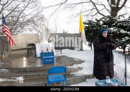 An einem kalten, verschneiten Wintertag betet eine katholische Gottesanbeterin an dem Ort, an dem Veronica Lueken ihre Erscheinungen von Jesus und Maria empfing Stockfoto