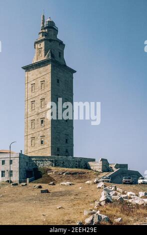 Der Turm des Herkules oder Torre de Hércules - ein alter römischer Leuchtturm in der Nähe von La Coruna im Nordwesten Spaniens. Archivscan von einem Dia. Oktober 1980. Stockfoto