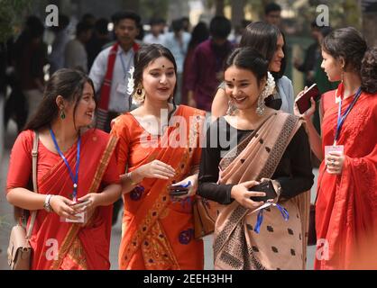 Guwahati, Indien. Februar 2021, 16th. Studenten in traditioneller indischer Kleidung kommen, um am 16. Februar 2021 während Saraswati Puja an der Cotton University in Guwahati, Indien, zu beten. Der Vasant Panchami Tag ist Saraswati gewidmet, der Göttin des Wissens, der Musik, der Künste, der Wissenschaft und der Technologie. Göttin Saraswati wird am Vasant Panchami Tag verehrt. Kredit: David Talukdar/Alamy Live Nachrichten Stockfoto