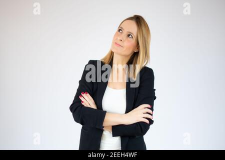 Junge schöne Geschäftsfrau mit Armen über weißem Hintergrund gefaltet. Stockfoto