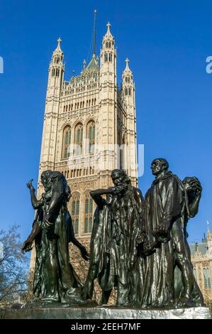 Statue der Bürger von Calais enthüllt im Jahre 1915 im Victoria Tower Gärten an den Houses of Parliament London England Großbritannien, die Ist eine beliebte Touristenreise Stockfoto