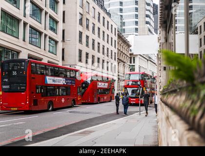 London Westminster UK, Oktober 29 2020 Straßenszene im Stadtzentrum mit ikonischen London Bridge neue Route Master roten Bus wartet auf Passagiere auf hell Stockfoto