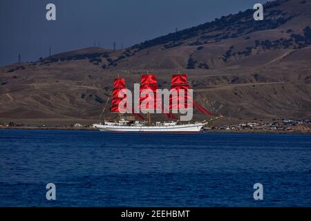 Segelboot mit scharlachroten Segeln. Fregatte Chersonesos ist ein dreimastiges Militärtrainingsschiff der russischen Schwarzmeerflotte. 03,09.2020, Krim. Stockfoto