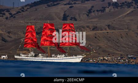 Segelboot mit scharlachroten Segeln. Fregatte Chersonesos ist ein dreimastiges Militärtrainingsschiff der russischen Schwarzmeerflotte. 03,09.2020, Krim. Stockfoto