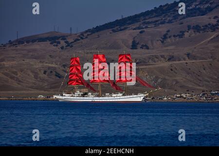 Segelboot mit scharlachroten Segeln. Fregatte Chersonesos ist ein dreimastiges Militärtrainingsschiff der russischen Schwarzmeerflotte. 03,09.2020, Krim. Stockfoto