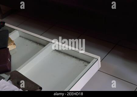 Selektive Fokus von Staub unter Glas Tischplatte von chaotisch Couchtisch im Wohnzimmer Stockfoto