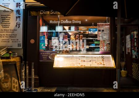 London Chinatown Chinesische Neujahrsfeiern Nachtzeit schwaches Licht Abend mit Geschäften Restaurants Menschen genießen Laternen Lichter Dekorationen Stockfoto