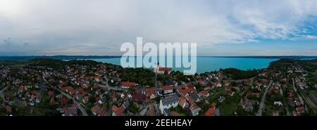 Luftbild 180 Grad Panoramafoto über Tihany Stadt. Plattensee auf dem Hintergrund. Berühmte Touristenziel mit ungarischen Denkmälern Kirche und h Stockfoto