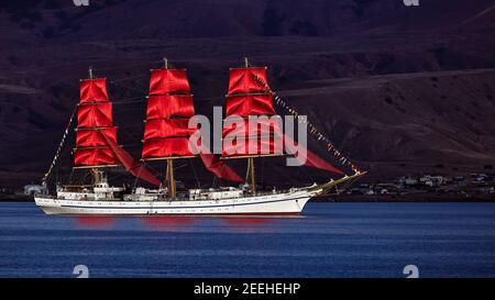 Dreimast-Segeltörn mit roten Segeln. Scharlachrote Segel. Stockfoto