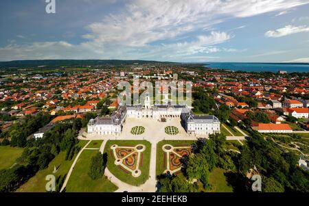 Luftbild über eine ungarische historische Burg und Museum, dessen Name Festetics Burg ist. Diese mittelalterliche Burg befindet sich in Keszthely Stadt neben dem Balaton Stockfoto