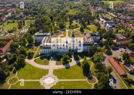 Luftbild über eine ungarische historische Burg und Museum, dessen Name Festetics Burg ist. Diese mittelalterliche Burg befindet sich in Keszthely Stadt neben dem Balaton Stockfoto